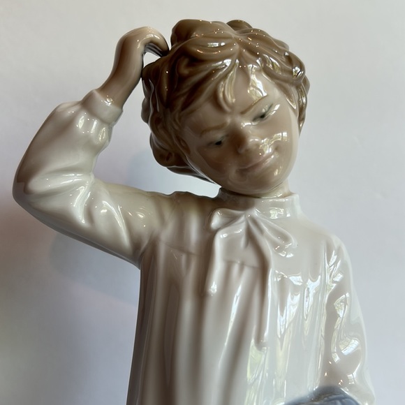 Vintage Lladro Figurine - Boy with Slippers - Picture 2 of 6